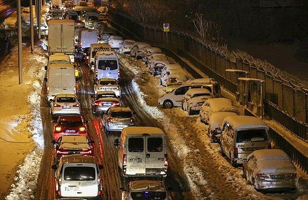 İstanbul Valisi Ali Yerlikaya 'Son yılların en yoğun kar yağışıyla karşı karşıyayız' dedi. Araçlar yollarda kaldı, vatandaşlar evlerine dönmekte güçlük çekti.