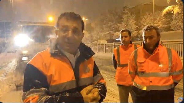 İstanbul Büyükşehir Belediye Başkanı Sayın Ekrem İmamoğlu, kar sebebiyle kapanan yollarda saha çalışması yapan ekibe aktif olarak destek verdi ve şunları söyledi: