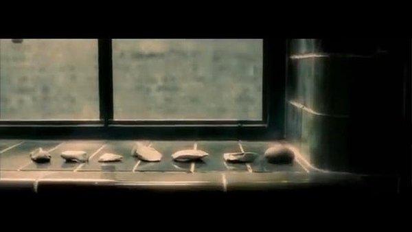 10. Melez Prens'de Dumbledore, Tom Riddle'ın odasına girdiğinde pencerenin önündeki yedi taş dikkat çekiyor.