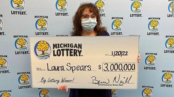 55 yaşındaki Laura Spears, Mega Millions adlı lotoda ödülün yüzlerce milyon dolara ulaşmasının ardından oynamaya karar verdiğini anlattı, "Birkaç gün sonra başka birinden beklediğim bir e-postayı bulamayınca spam klasörüme girdim ve ödül kazandığımı söyleyen bir e-posta gördüm" dedi.
