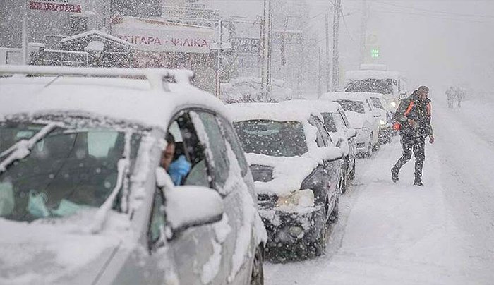 Atina'da Kar Nedeniyle Yolda Mahsur Kalanlara 2 Bin Euro Ödeme