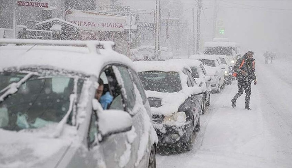 Atina'da Kar Nedeniyle Yolda Mahsur Kalanlara 2 Bin Euro Ödeme
