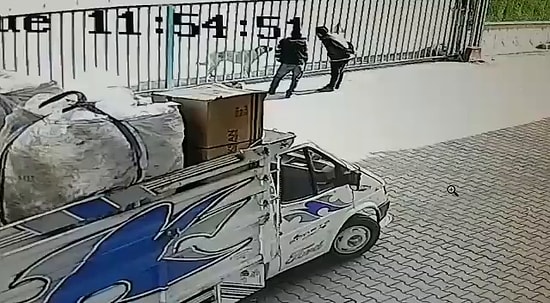 Sürgülü Kapının Arkasındaki Köpeğe Artistlik Yapan Adamların Kapı Açılınca Işık Hızında Kaçtığı Efsane Anlar