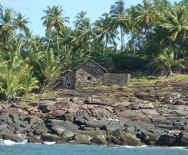 Bir ceza kolonisi olmadan önce Şeytan Adası, sarı humma hastalığından kaçan yerliler için sığınılacak bir alandı.