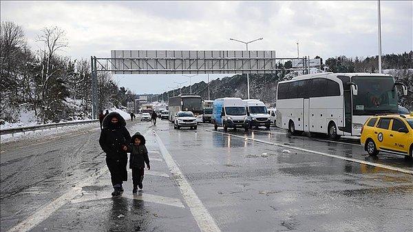 1. Kar yağışının etkisi altına aldığı İstanbul'da bugün kapanan yollar açılmaya başladı. İstanbul Valisi Ali Yerlikaya, Trakya ve Anadolu istikametinden İstanbul yönüne seyahat eden araçların kente giriş kısıtlamasının kaldırıldığını duyurdu.