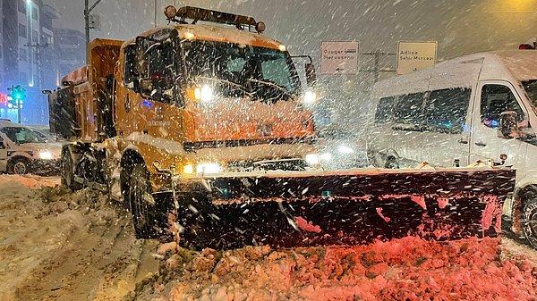 4. İstanbul kar yağışıyla son yılların en büyük sınavını veriyorken sosyal medyada bir garip tartışma sürdü: Hangi yol, kimin sorumluluğunda?