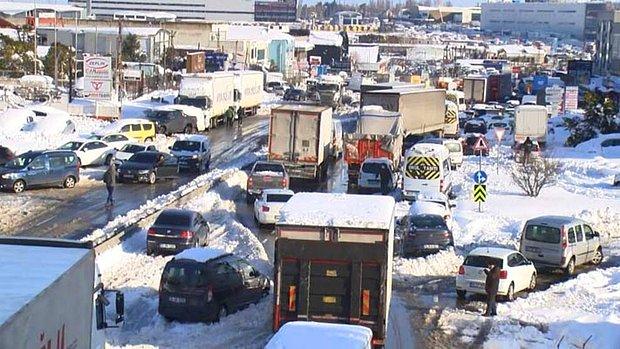 Kar Fırtınasında Yollarda Bırakılmışlardı: Alınmayan Araçlar İstanbul'da Trafiği Felç Etti