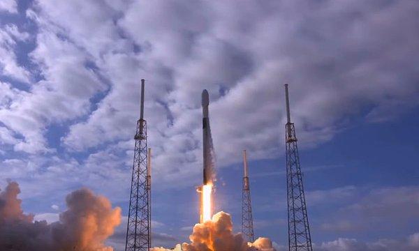 2002 yılında kurulan Elon Musk’ın CEO’su olduğu SpaceX şirketi birçok uzay projesi tamamladı. Ancak görev için uzaya gönderilen Falcon 9 roketi geçtiğimiz günlerde yaşanan gökyüzündeki hareketlilikte hepimizi korkuttu.
