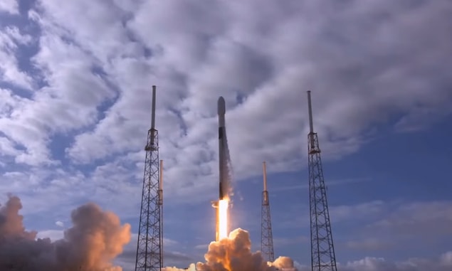 2002 yılında kurulan Elon Musk’ın CEO’su olduğu SpaceX şirketi birçok uzay projesi tamamladı. Ancak görev için uzaya gönderilen Falcon 9 roketi geçtiğimiz günlerde yaşanan gökyüzündeki hareketlilikte hepimizi korkuttu.