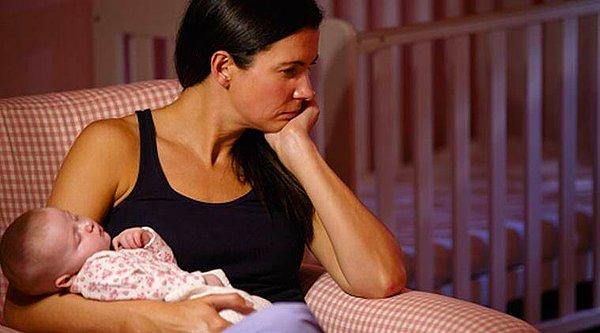Kadınlarda doğum sonrasında görülen depresyon durumunu genellikle zorlu hamilelik ve hormonal değişikliklere bağlanır.