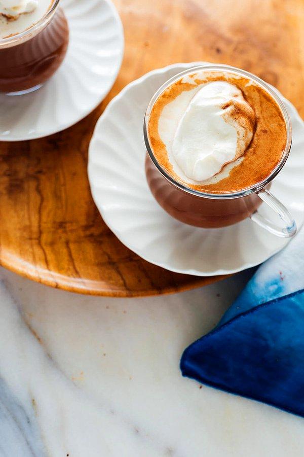 Tatlı tuzlu dengesini sevenler için: Tuzlu vanilyalı sıcak çikolata tarifi