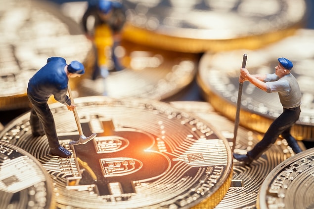 Finansallaşma, finansal piyasaların yapısını ve işleyişini değiştirerek hem makroekonomi hem de mikroekonomi tarafından hissedilen etkiyi ifade eder.