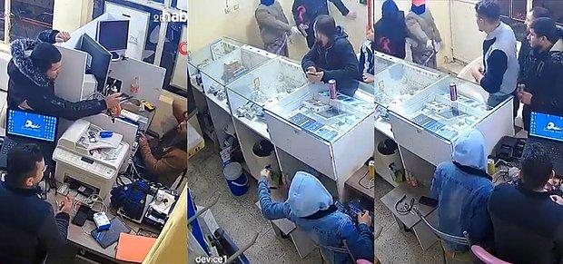 Adana'da Ellerinde Silahlarla Telefoncuyu Soymak İsteyen İki Kişi, Kimse Onları Umursamayınca Dükkandan Çıktı