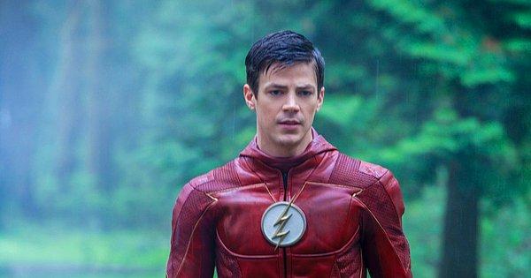 12. Bu kez de Marvel değil bir DC yıldızı var karşımızda. 'The Flash' karakterine hayat veren Grant Gustin kostümüyle poz verdiğinde çok zayıf olduğu için eleştirilmiş.