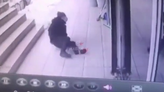 Merdivenlerden Kayıp Düştükten Sonra Cebindeki Telefon Yanmaya Başladı!