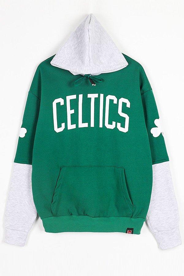 4. Celtics baskılı kalın kapüşonlu sweatshirt.