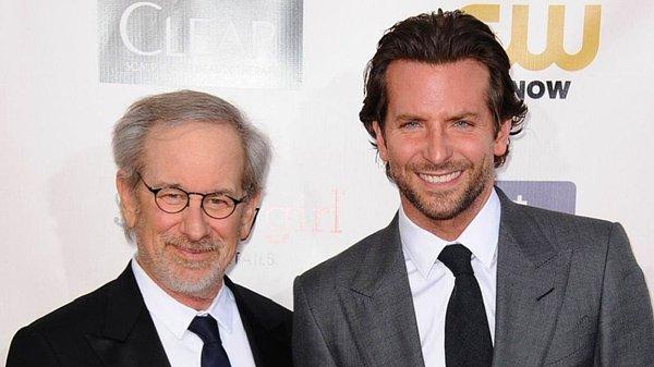 A Star Is Born filmi üzerinde çalışırken Spielberg'den Maestro filmi için teklif aldığını belirten Cooper, yönetmenlik için hemen izin almış.