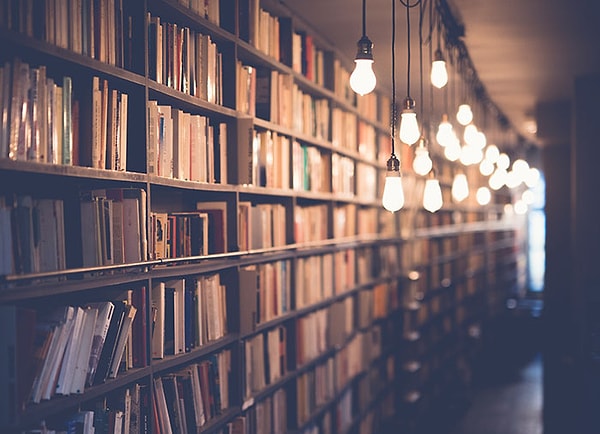 3. Когда нужно сделать доклад по теме. Нет интернета. Нет энциклопедии на диске. Нужно идти в настоящую библиотеку, чтобы найти кого-то из вашего класса, который уже взял единственную книгу по этому предмету.