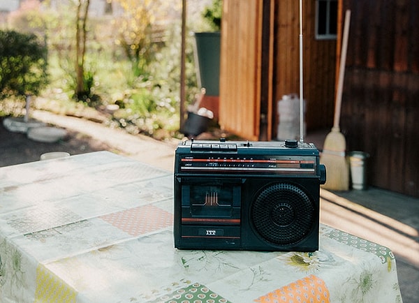 4. Ждать любимую песню на радио.