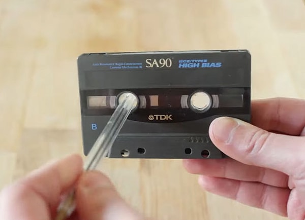 7. Связь между аудиокассетами и ручками (или карандашами).