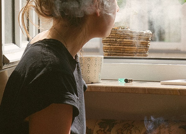 8. Единственное, о чем не скучаем - это разрешение на курение ВЕЗДЕ! В театрах, самолетах, офисах, больницах, поездах, ресторанах, школах... просто везде. Забавно вспоминать, как люди начали возмущаться, когда это запретили.