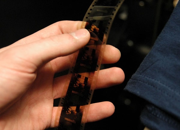 12. Делать фотографии с помощью этих маленьких рулонов пленки и нести их в магазин для проявления. Вы не знаете, хорошо ли получились на фото, пока не получите готовые снимки. Вам также приходилось вручную накручивать камеру после каждого снимка.