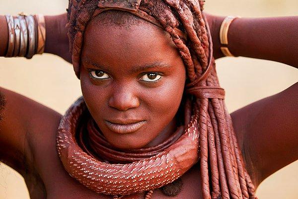 Namibya'da yaşamını sürdüren Himba kabilesinde kadınlar belirli bir yaşa geldikten sonra tamamen çıplak gezmeye başlıyorlar.