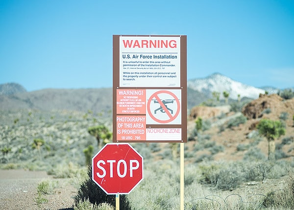 4. На самом деле в Зоне 51 ничего не происходит. Правительство просто оставляет ее, чтобы люди сосредоточились на ней и не обращали внимания на темные вещи, происходящие где-то еще.