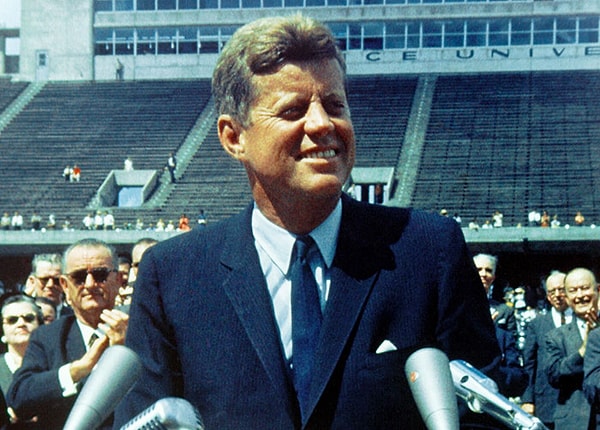 13. 1.) Кеннеди избирается  2.) Кеннеди критикует ЦРУ, своего вице-президента и военных за желание превратить холодную войну в горячую и готовность проводить для этого операции под ложным флагом (проект «Нортвудс»).  3.) Кеннеди застрелен  4.) Его вице-президент берет власть  5.) [Засекречено]