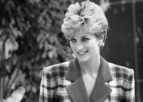 14. Автокатастрофа принцессы Дианы не была «случайной». Я искренне верю, что П.Филип нанял кого-то, чтобы избавиться от нее, и у меня есть ощущение, что когда он, Элизабет и Чарльз умрут, некоторые очень секретные разговоры выйдут на поверхность. Меделайн Макканн была случайно убита своими родителями. Я не верю, что они намеревались это сделать, но я верю, что они скрыли это, и как только прибыла пресса, они увидели возможность заработать на этой ситуации.