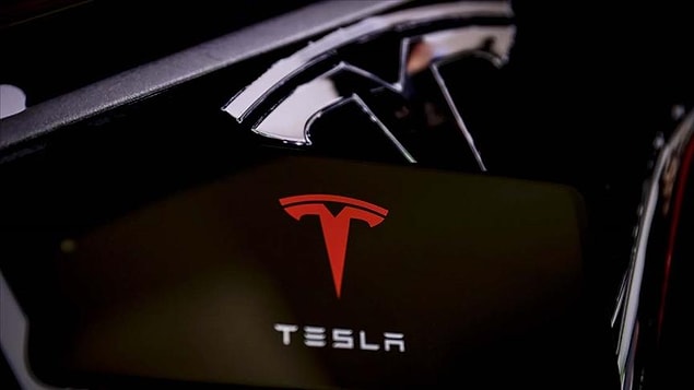 2. Elektrikli otomobil şirketi Tesla, 2021 yılının dördüncü çeyrek raporlarını paylaştı. Buna göre şirketin net kârı geçen yılın dördüncü çeyreğinde bir önceki yılın aynı dönemine kıyasla yüzde 760 artarak 2,3 milyar dolara çıktı.