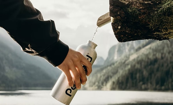 6. Нормирование воды — вообще ужасный выбор — пейте то, что есть, пока не кончится. Используйте это время с хорошим уровнем гидратации, чтобы оценить ситуацию и сделать правильный выбор. Принятие решений и физические способности очень быстро снижаются, когда вы обезвожены. Первые решения, которые вы принимаете после того, как осознаете, что находитесь в ситуации выживания, имеют решающее значение и приносят долгосрочные дивиденды. Большинство ситуаций выживания разрешаются в течение 72 часов, и многие туристы находят мертвыми в пустыне с полными бутылками воды.