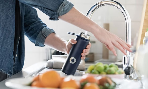 9. Большинство людей, вероятно, знают об этом, но если вы действительно страдаете от диареи, вам нужно делать больше, чем просто пить воду, потому что вы также теряете много солей/электролитов, и если вы не пополняете их, это действительно может вас победить. Вы можете приготовить довольно простой Pedialyte/Gatorade дома, добавив 6 чайных ложек сахара и половину чайной ложки соли на литр воды. На вкус он не будет супер вкусным, но вы можете добавить другие ароматизаторы, чтобы замаскировать его, например, лимонный сок или что-то подобное.