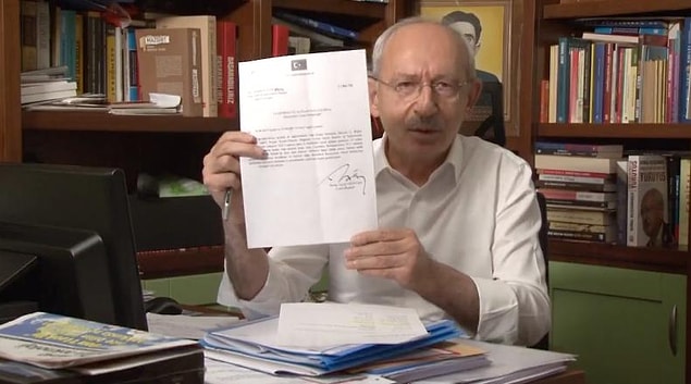 3. CHP Genel Başkanı Kılıçdaroğlu da akşam saatlerinde Twitter hesabından paylaştığı bir videoda, Cumhurbaşkanı Erdoğan tarafından imzalandığını ve usulsüz bir ihaleye ilişkin olduğunu söylediği ıslak imzalı belgeyi paylaştı.