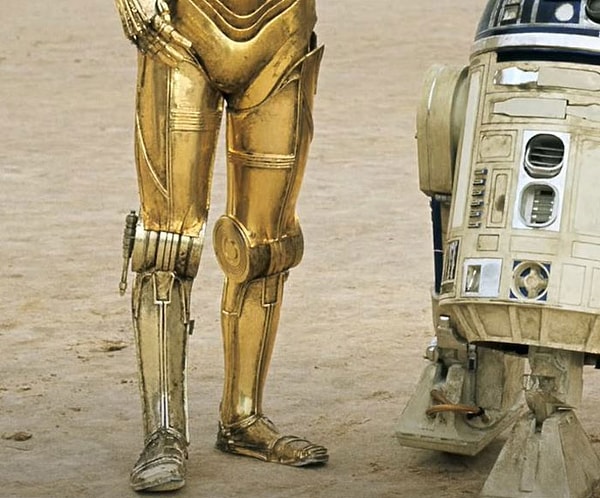 8. C-3PO имеет одну серебряную ногу.