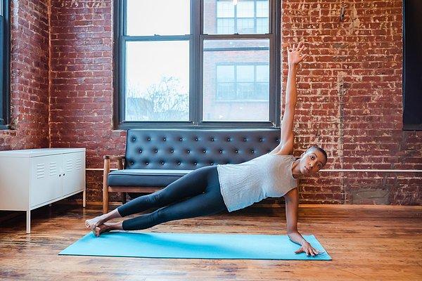 Side plank egzersizi sayesinde alt karın, yan karın ve bacak kaslarınızı çalıştırabilirsiniz.