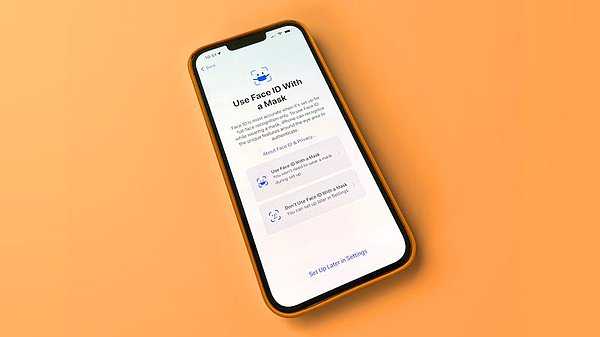 Ayarlar - Face ID ve Parola'ya girdikten sonra "maske ile Face ID kullan" seçeneğini aktif hale getirdikten sonra sistem, göz bölgesi ve çevresine odaklanacak.