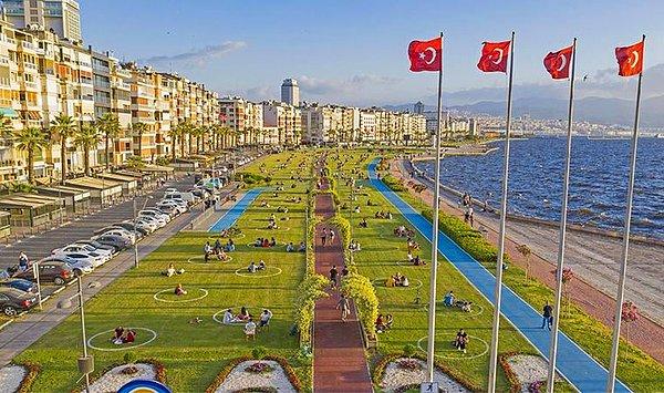 Sevindiren haber ise İzmir'e geldi. Tesla, İzmir'de bir süper şarj istasyonu kurma kararı aldı. Tesla'nın İzmir'de süper şarj istasyonu kurma kararı en çok şoför ve otomobilcileri sevindirdi.