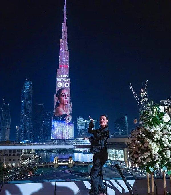 Burj Khalifa'da bir lazer ya da ışık gösterisi yapmak en düşük maliyetle bile 50 bin pound.