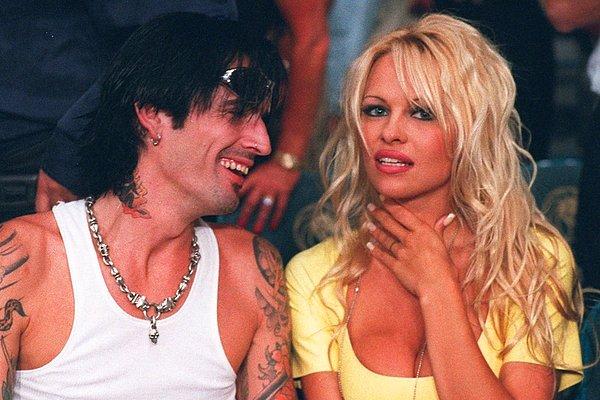 6. Pamela Anderson ve müzisyen Tommy Lee tanıştıktan sadece dört gün sonra evlenmeye karar vermişlerdi! Çift toplam üç sene evli kaldı ve bu evlilikten iki oğulları dünyaya geldi.