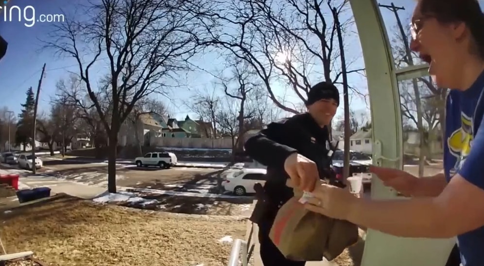 Çalışırken Tutuklanan Kuryenin Yemek Siparişini Polis Teslim Etti