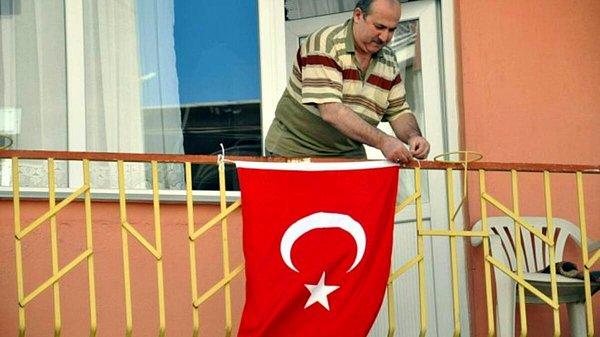 9. Ayrıca hazır kutlama laf geçmişken özel günlerde balkon ya da camlarımıza Türk bayrağı asmak