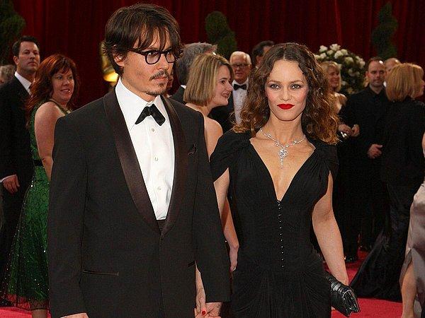 16. Duyduğunuz tüm hediyeleri unutun! Ünlü oyuncu Johnny Depp 14 yıllık partneri ve kızının annesi Vanessa Paradis'e Fransa'dan üzüm bağları hediye etti.