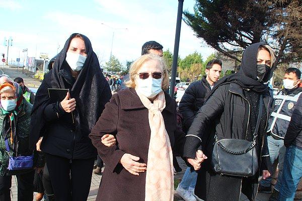 Cenazeye Şafak Mahmutyazıcıoğlu’nun eski eşi Benan Kocadereli de katıldı.