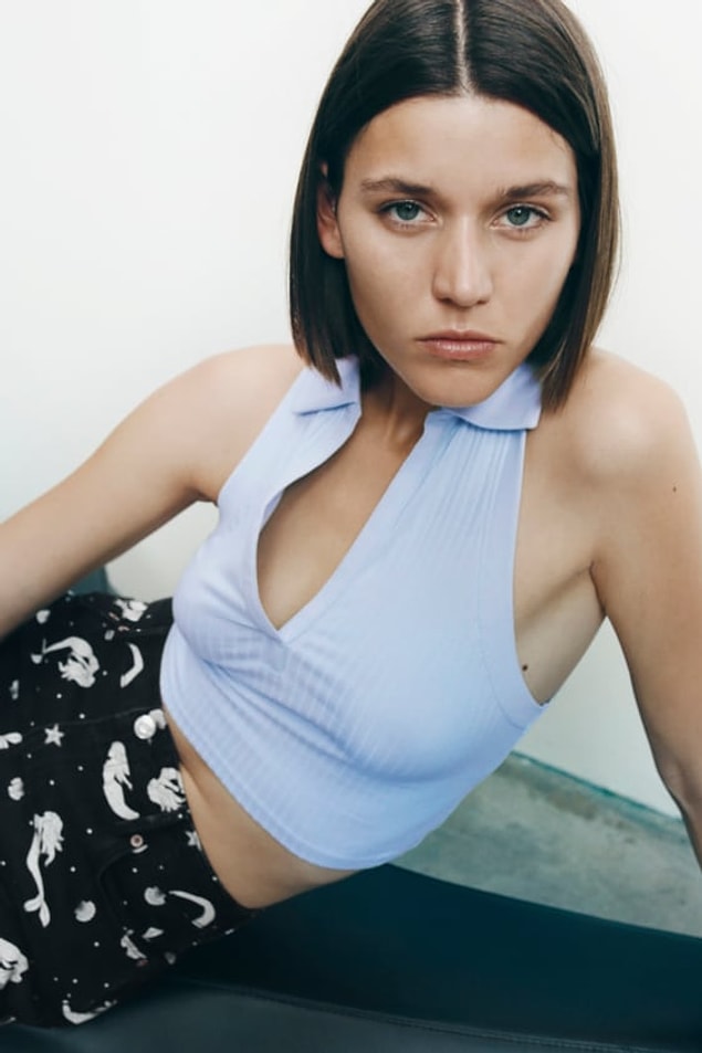 4. Kolsuz bebek mavisi tonlarındaki crop top.