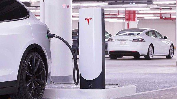 Elon Musk'ın kurucusu olduğu Tesla resmi internet sitesindeki süper şarj (Supercharge) istasyonlarına ilişkin konumlarını güncelledi. Bu nedenle elektrikli araç talepleri yeniden gündeme geldi.