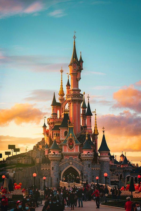 14. Disneyland Paris 1992'de açıldı ancak 1995'e kadar kâr elde edilemedi. Kârı artırma çabaları, 1993'te alkollü içeceklerin yemekle birlikte sunulmasıyla başladı.