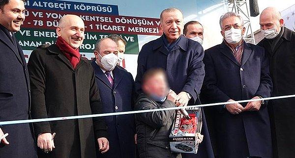 Recep Tayyip Erdoğan, törenin sonunda küçük bir çocuğu sahneye çağırdı ve mikrofonu çocuğa verdi.