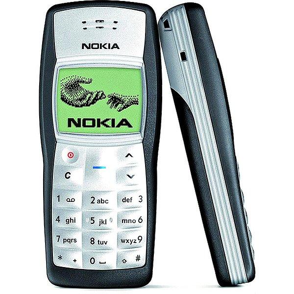 Nokia 1100! Yılan oyunu ve dahili bir el feneri ile gelen bu efsane model, 2003 ile 2009 yılları arasında 250 milyon adet sattı.