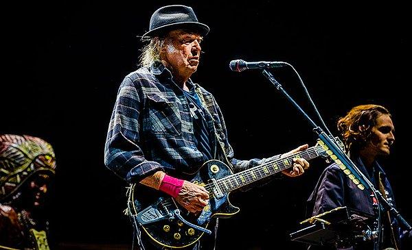 Bunun üzerine ünlü müzisyen Neil Young başta olmak üzere birçok sanatçı, Spotify’a karşı boykot başlattı.